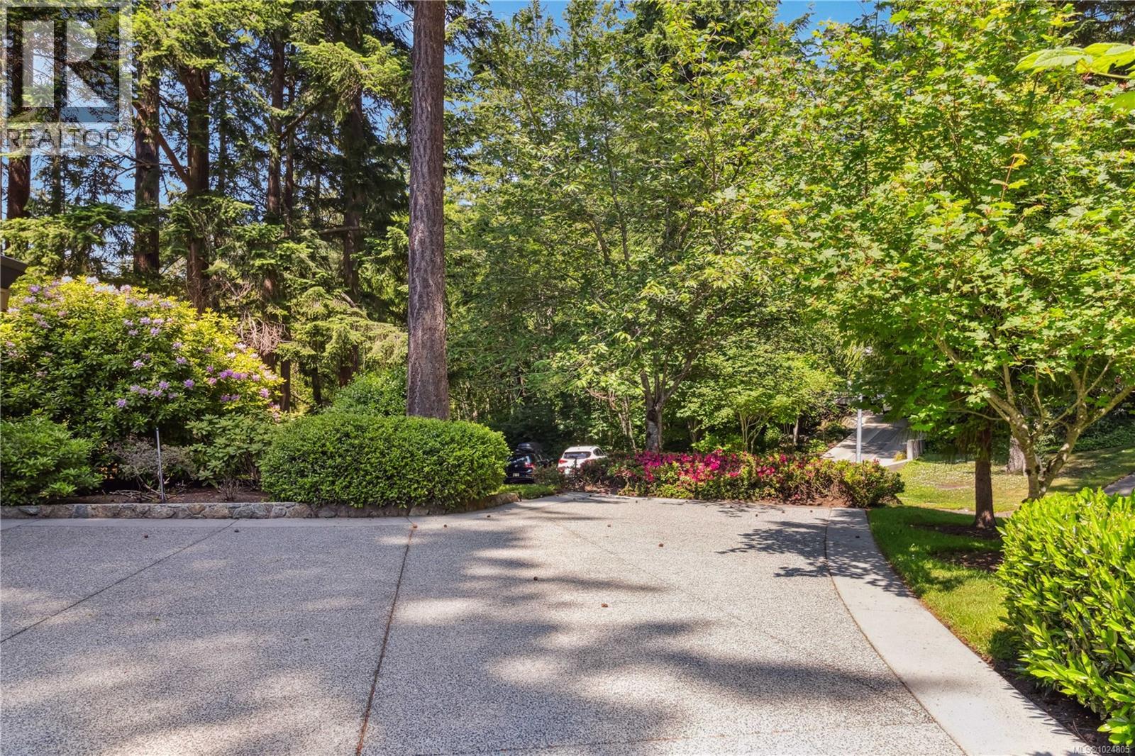 1 981 Fir Tree Glen, Saanich