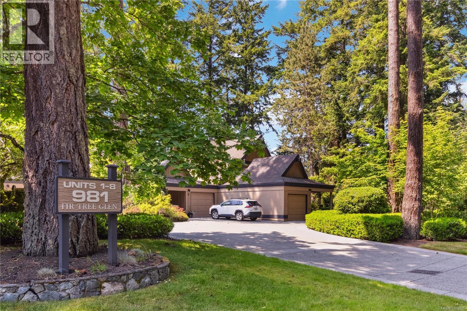 1 981 Fir Tree Glen, Saanich