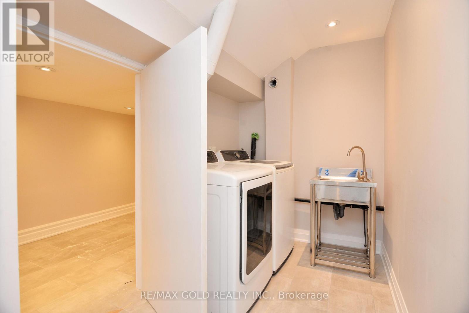 26 MAYBECK DRIVE - 48
