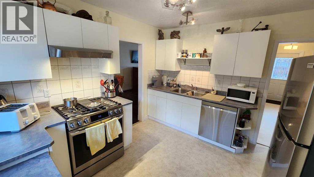 Single Family House Bungalow for Sale in   Avenue S Victoria Park Lethbridge 