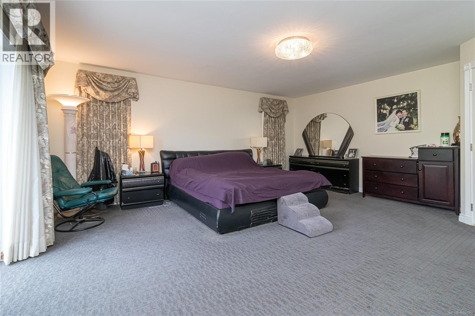  812 Dalewood Lane, Saanich