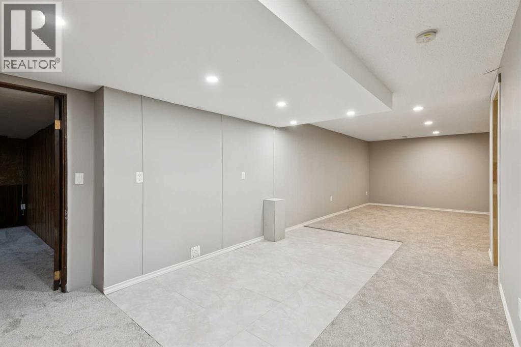 Single Family House Bungalow for Sale in  Silverdale Drive NW Silver Springs Calgary 