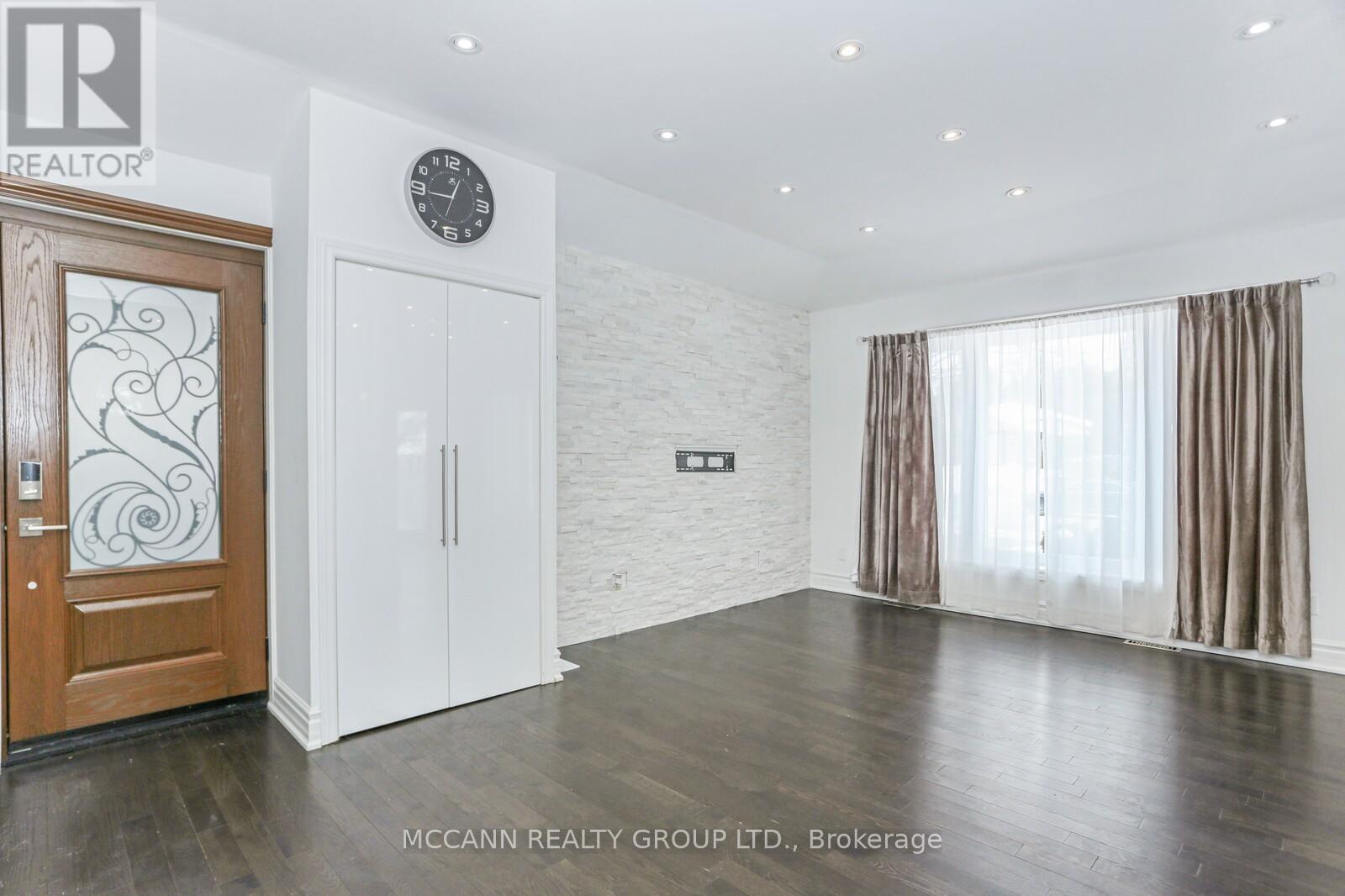 81 Aurora Heights photo 3