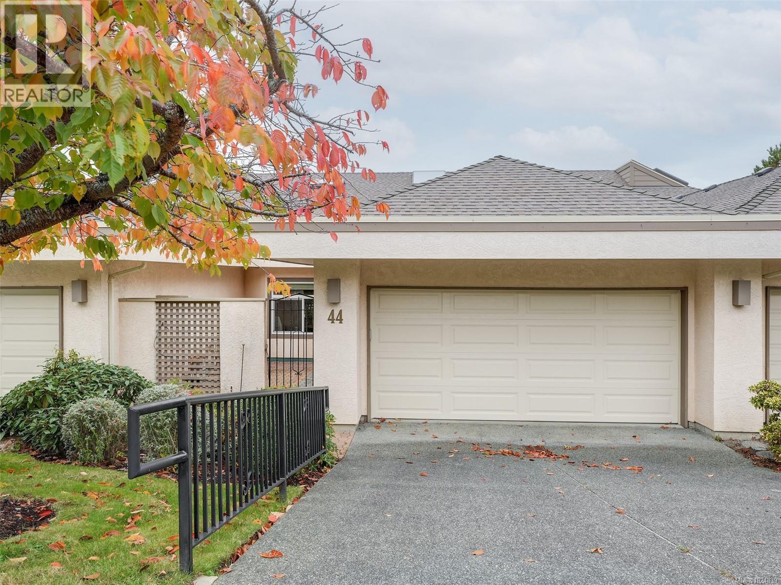 44 4318 Emily Carr Drive, Saanich
