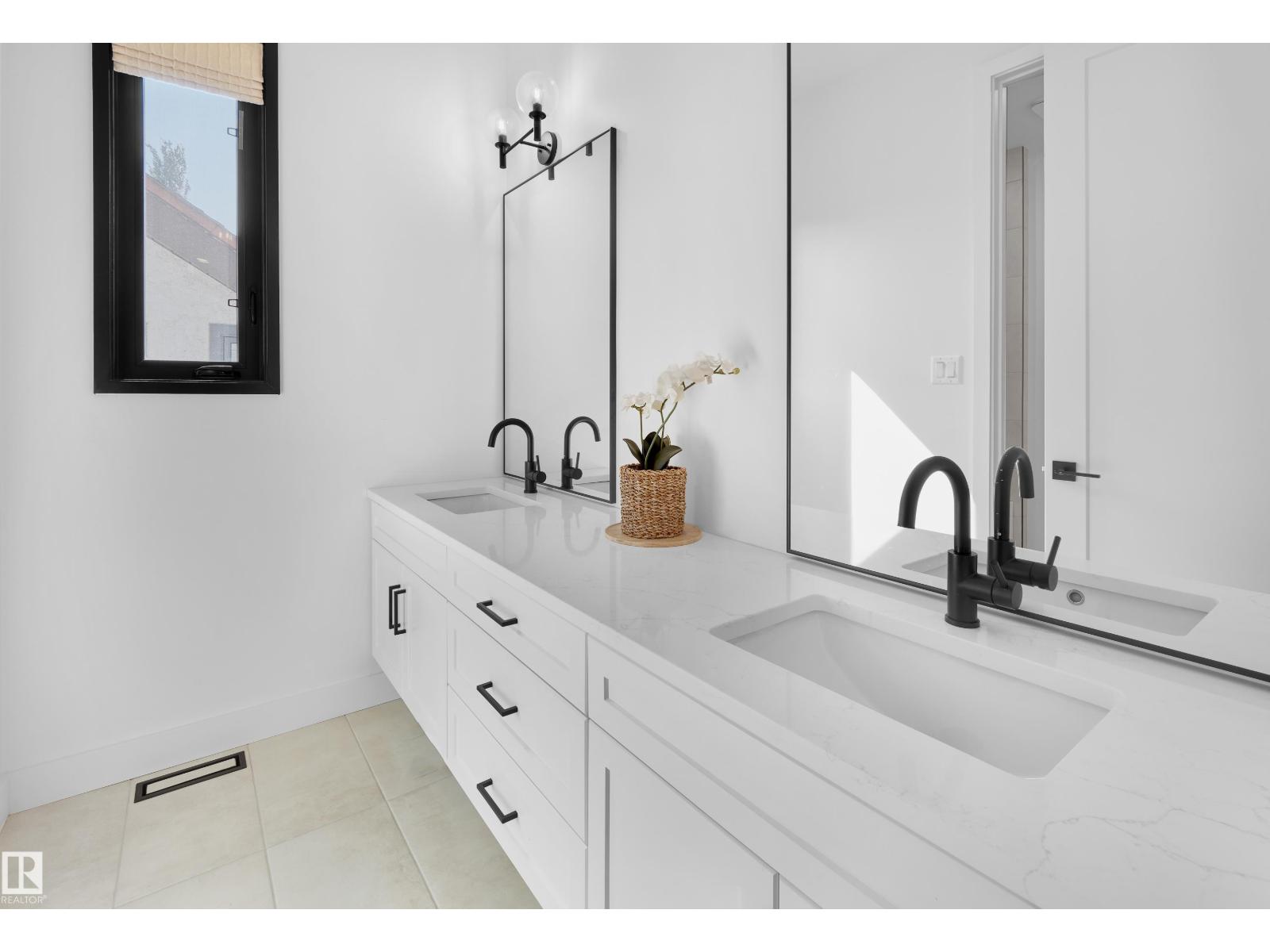 14018 104 AV NW, Edmonton