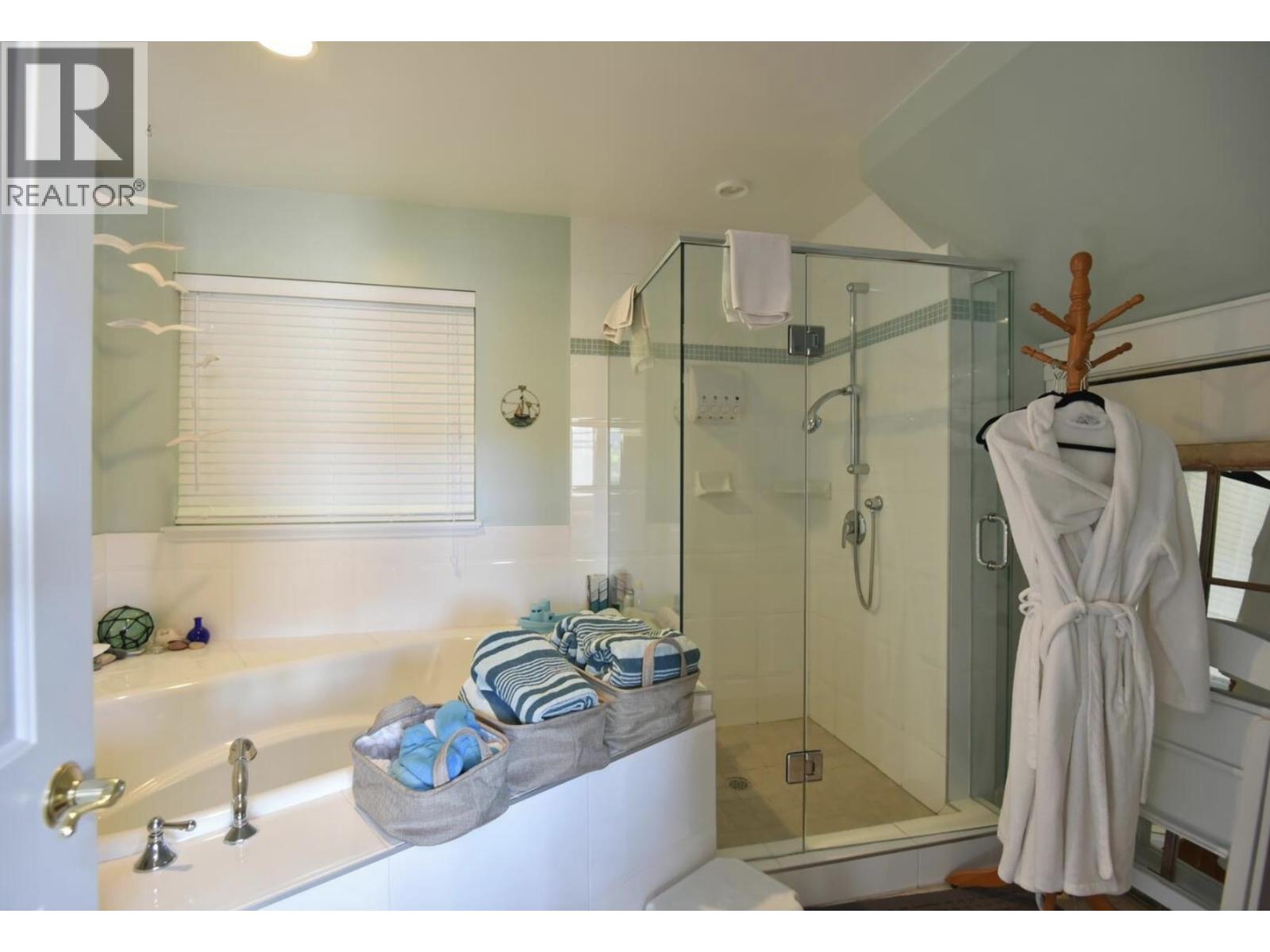 7545 ISLETS PLACE, Sechelt