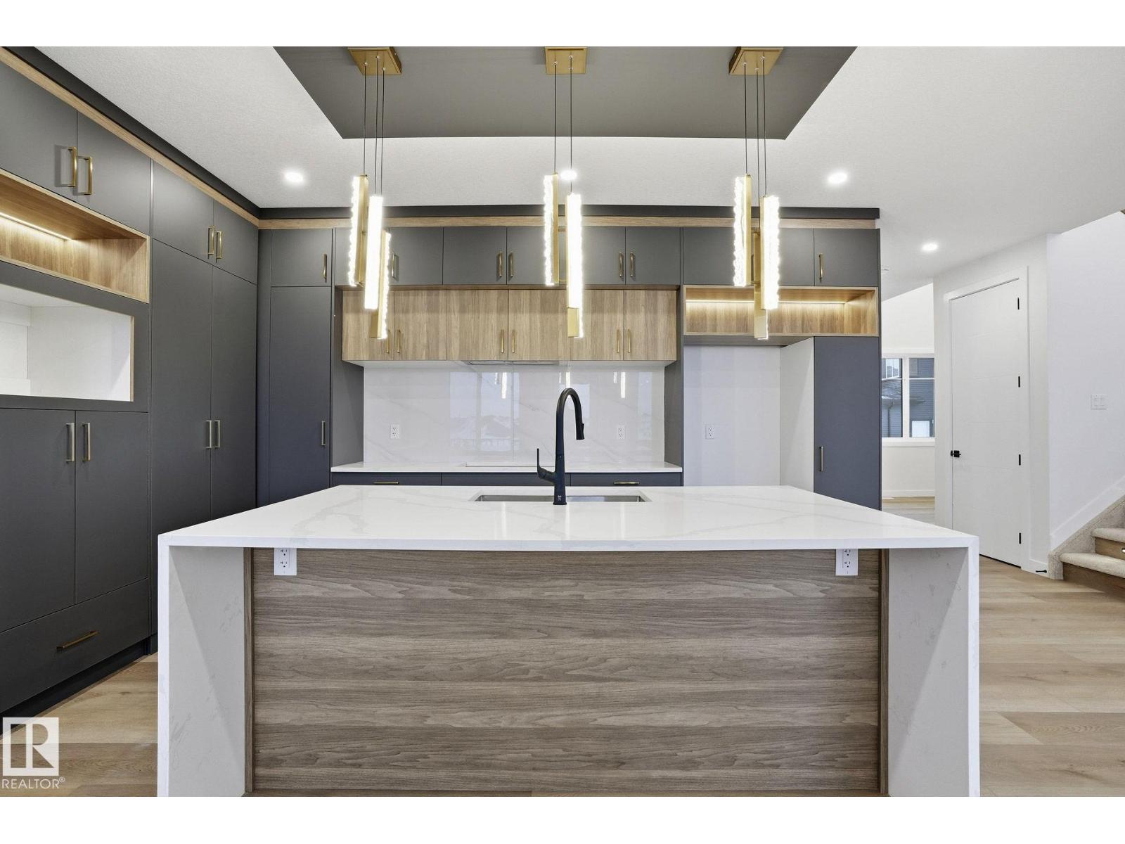 6408 26 ST NE - 11