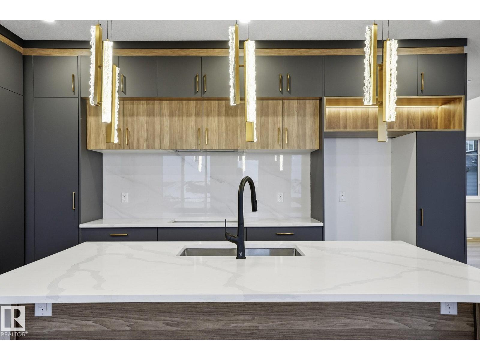 6408 26 ST NE - 12