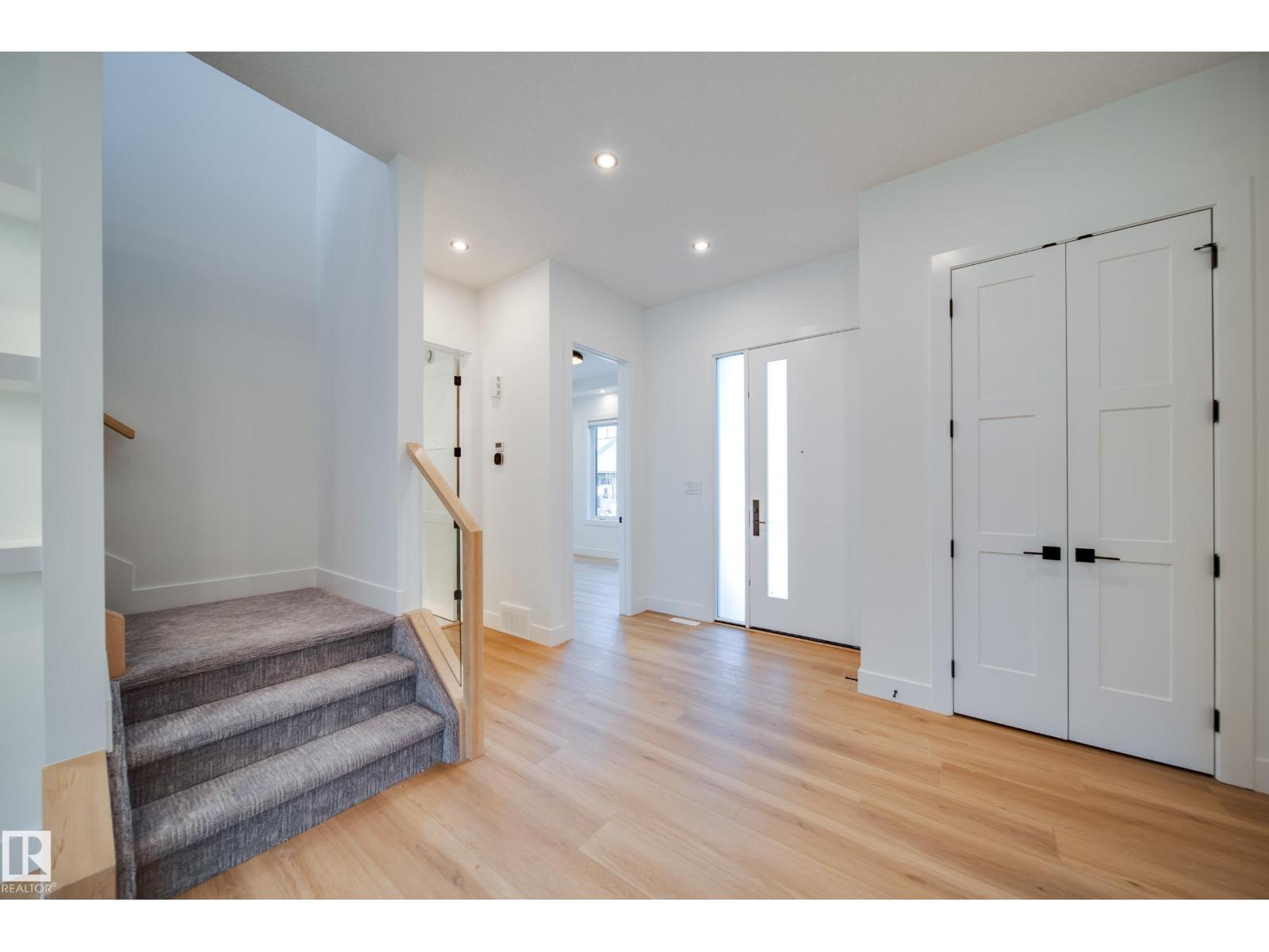 #42 20425 93 AV NW - 11