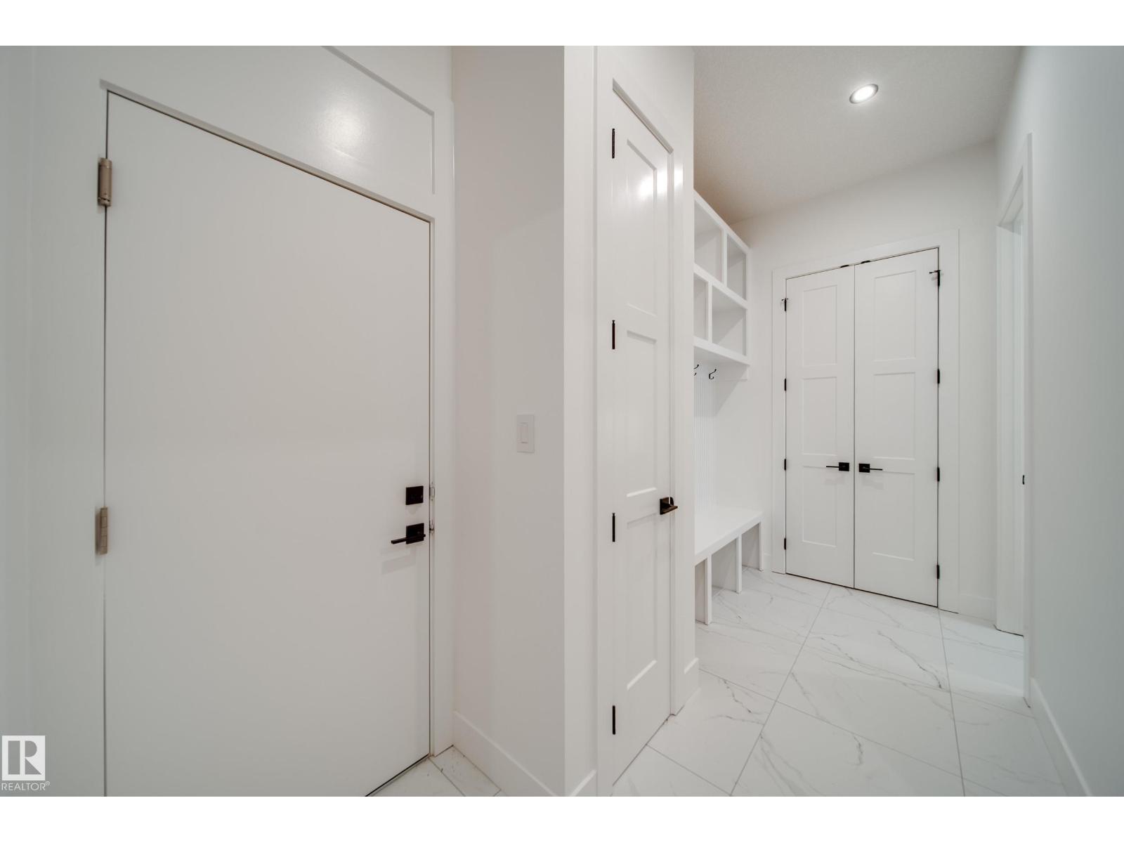 #42 20425 93 AV NW - 17