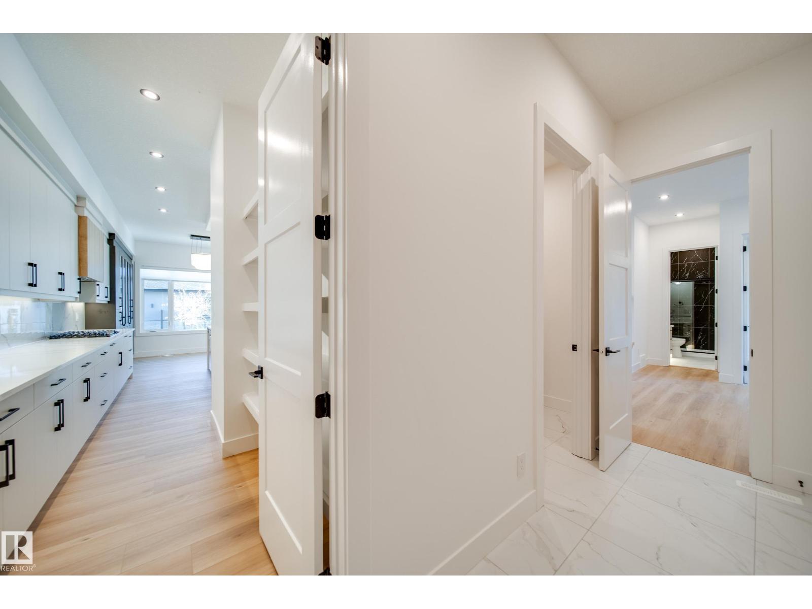#42 20425 93 AV NW - 18