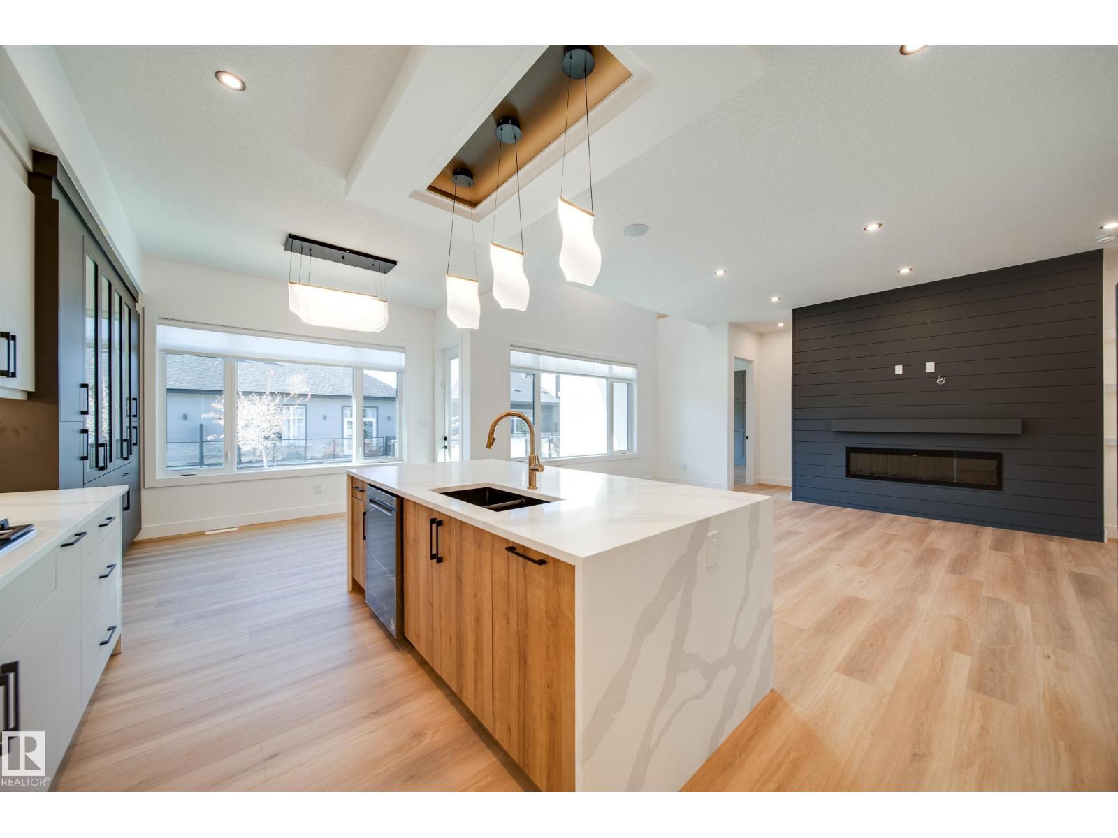 #42 20425 93 AV NW - 22