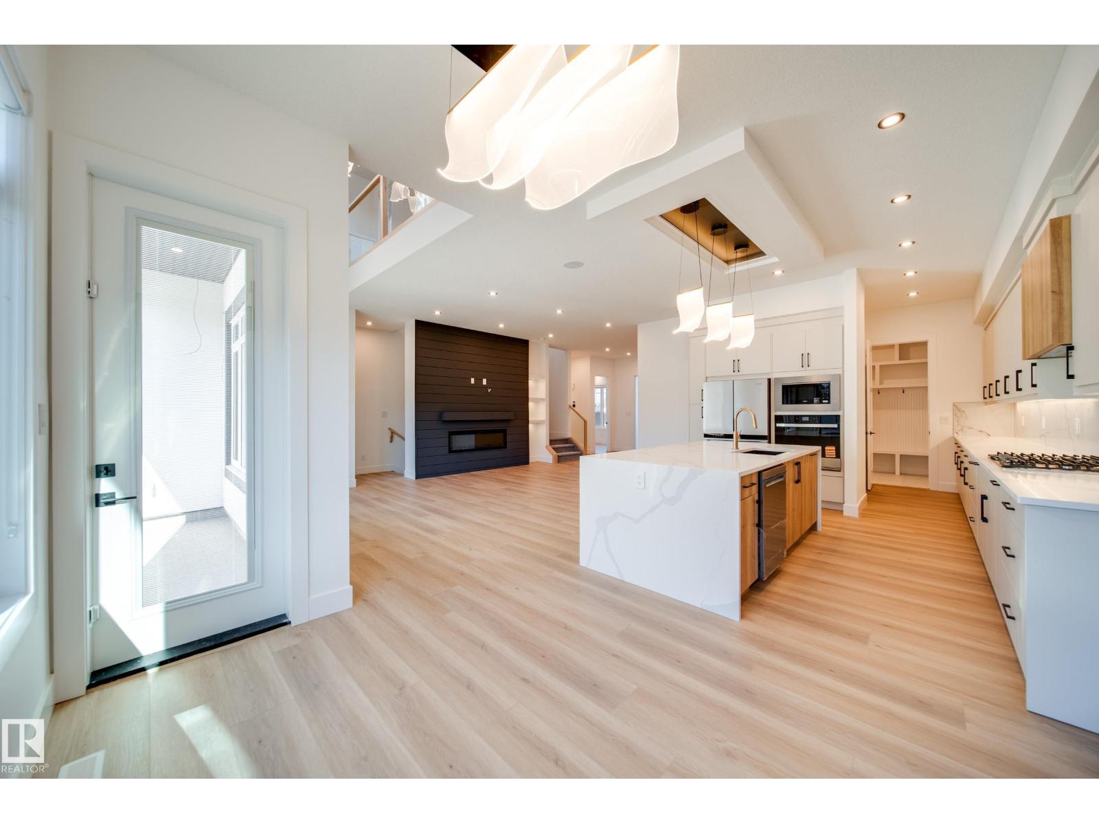 #42 20425 93 AV NW - 26