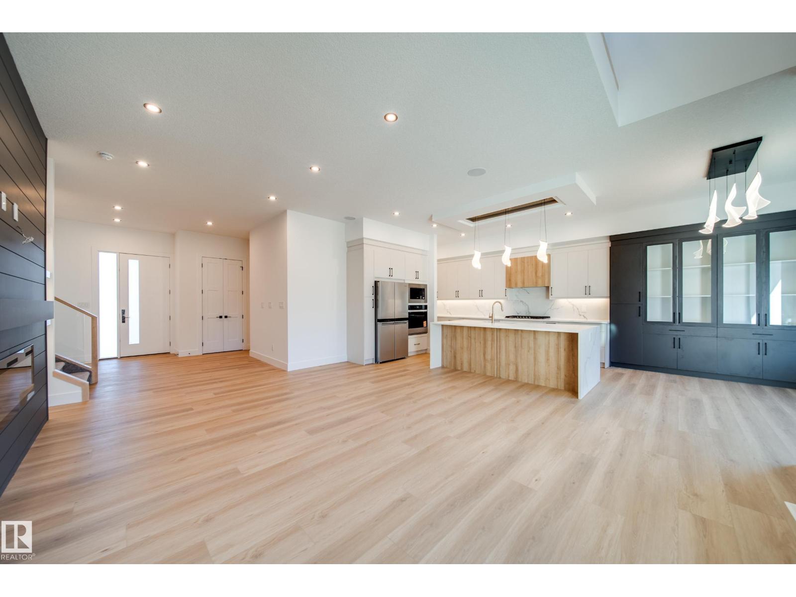 #42 20425 93 AV NW - 27