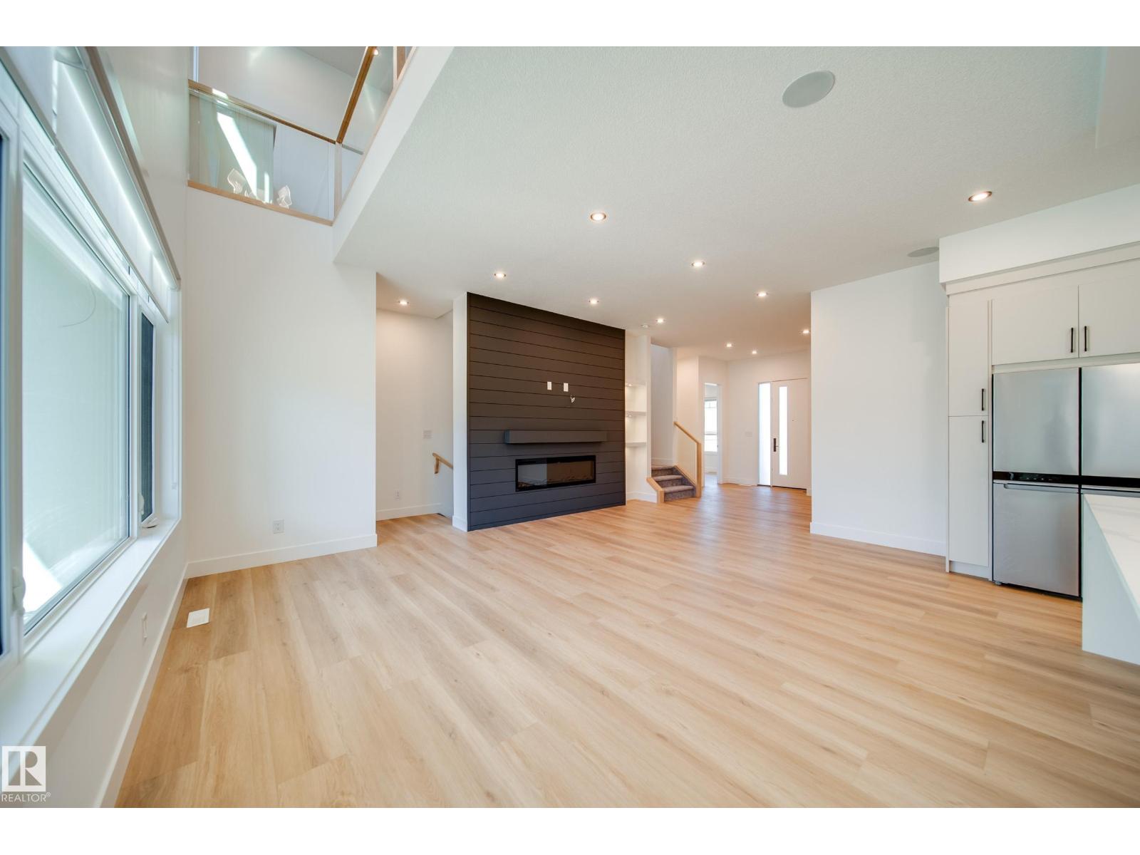 #42 20425 93 AV NW - 28