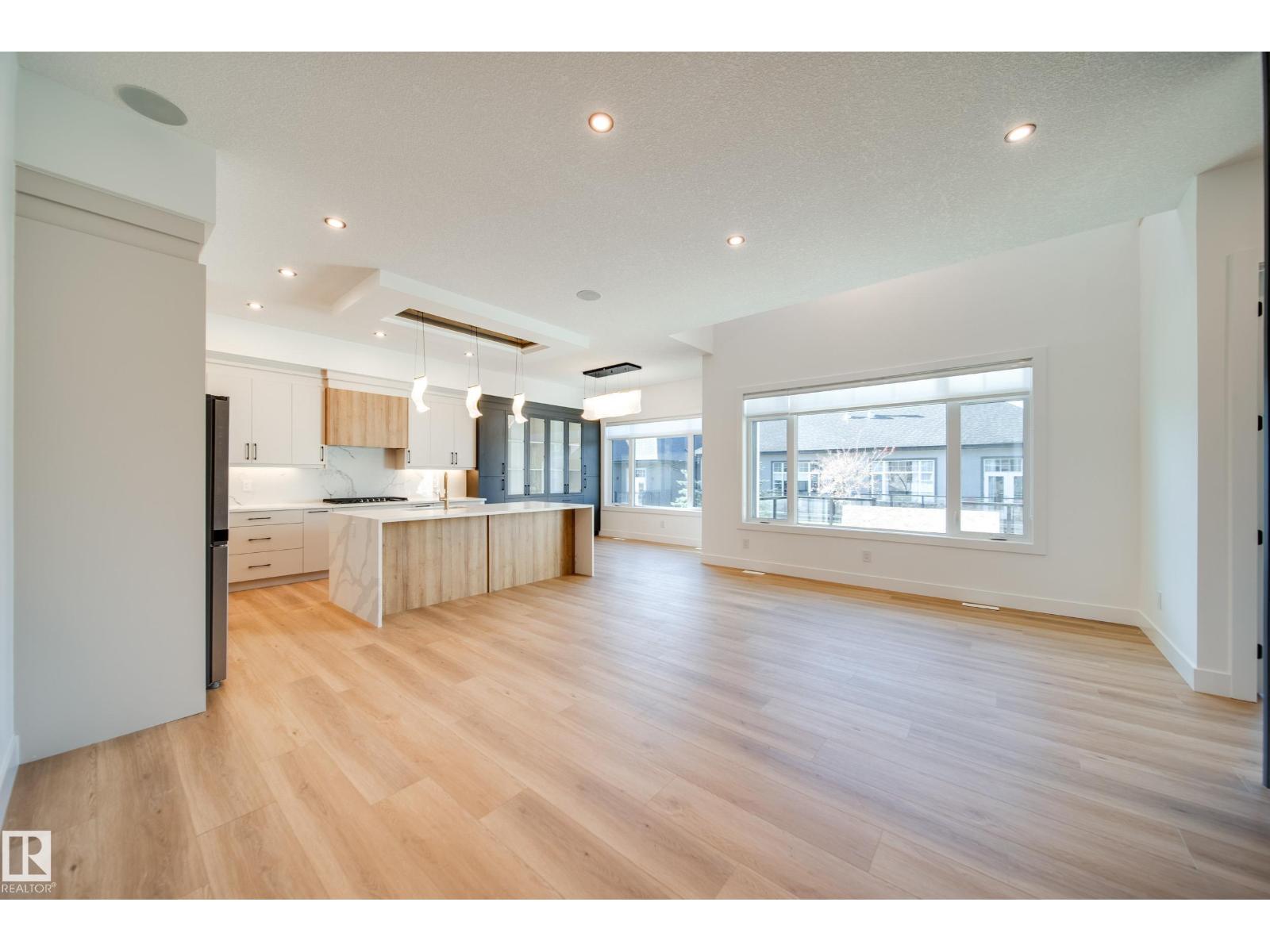#42 20425 93 AV NW - 31
