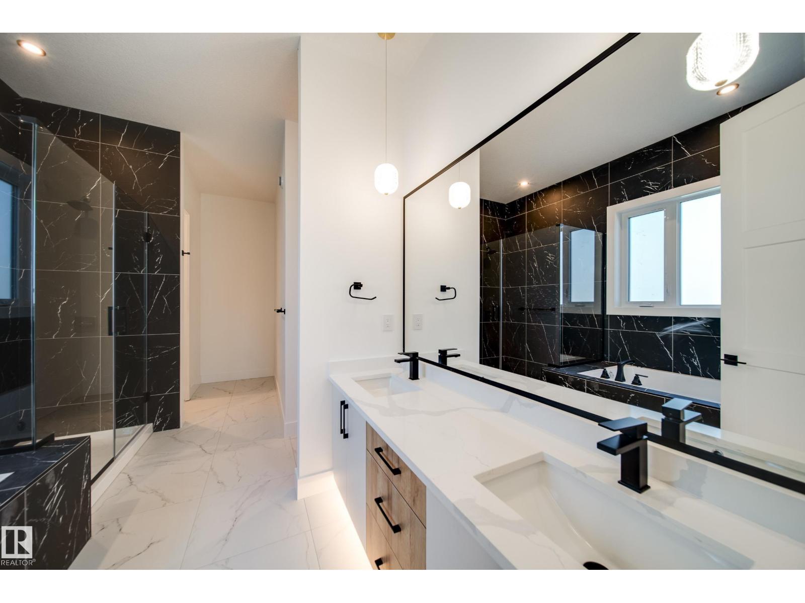 #42 20425 93 AV NW - 34