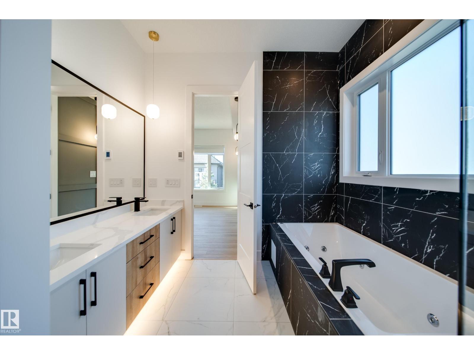 #42 20425 93 AV NW - 38