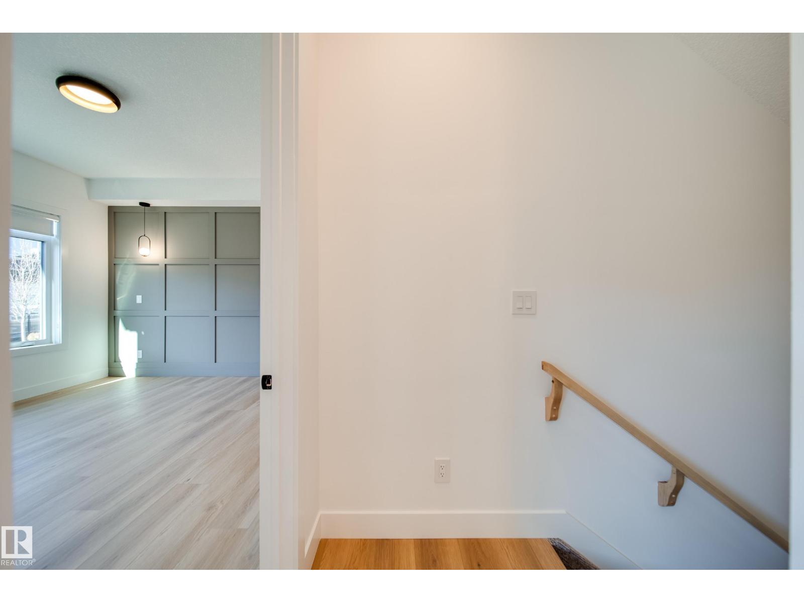 #42 20425 93 AV NW - 39