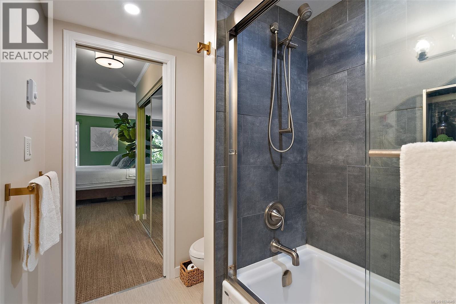 305 3363 Glasgow Avenue, Saanich