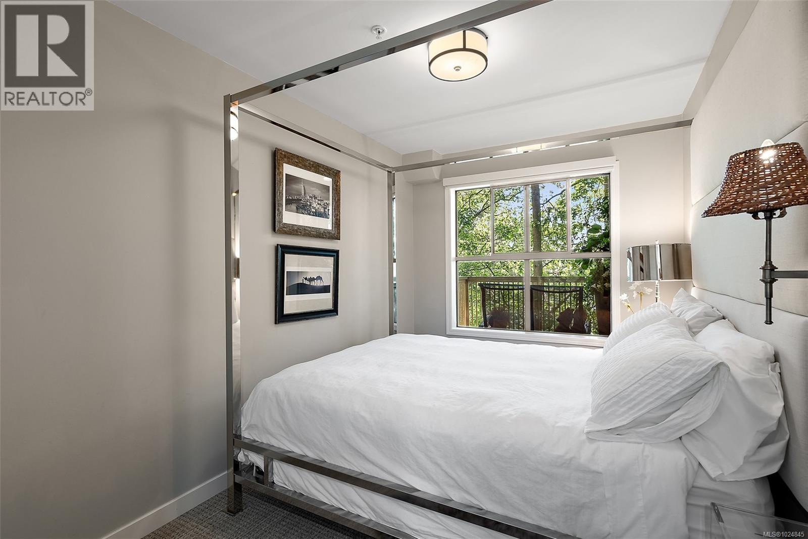 305 3363 Glasgow Avenue, Saanich