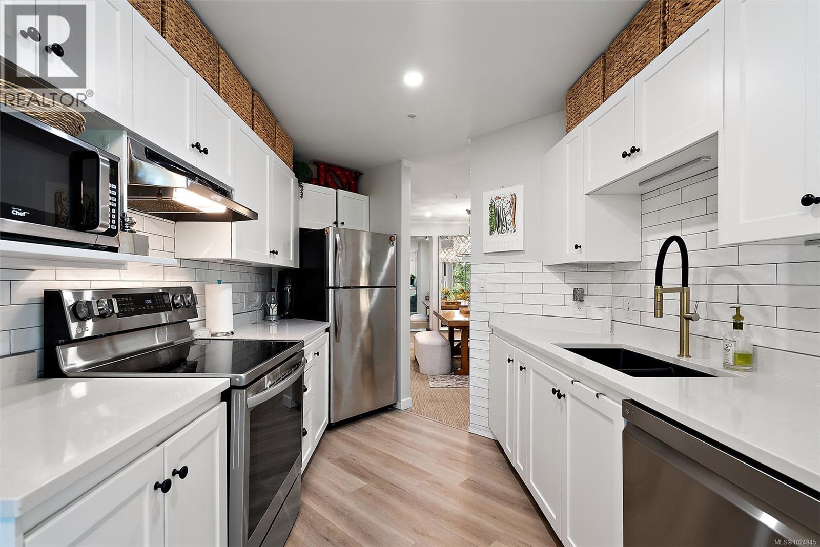 305 3363 Glasgow Avenue, Saanich