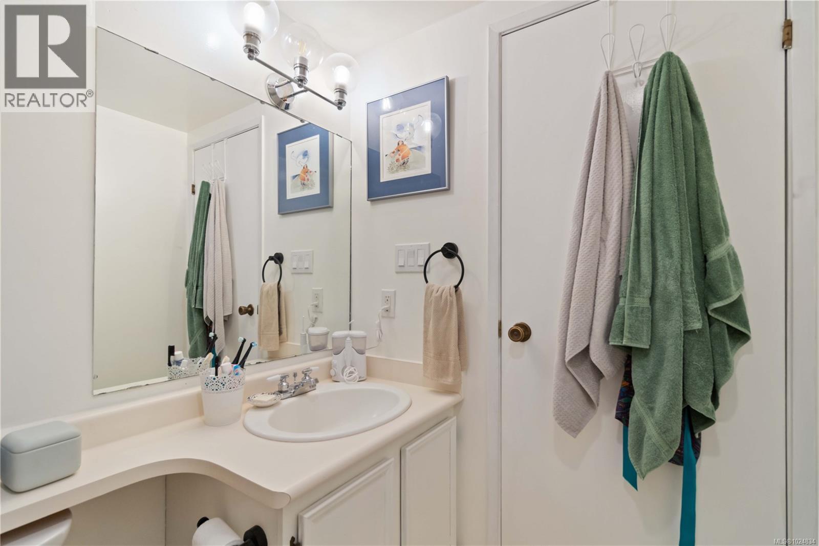 312 3252 Glasgow Avenue, Saanich