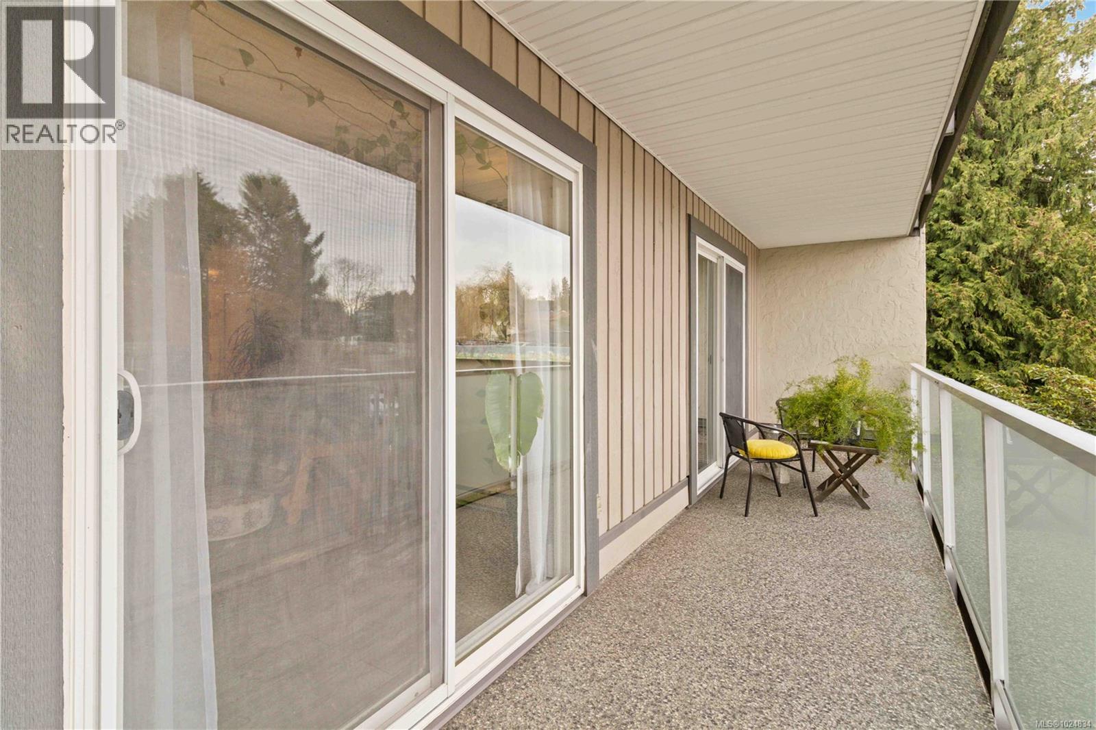 312 3252 Glasgow Avenue, Saanich