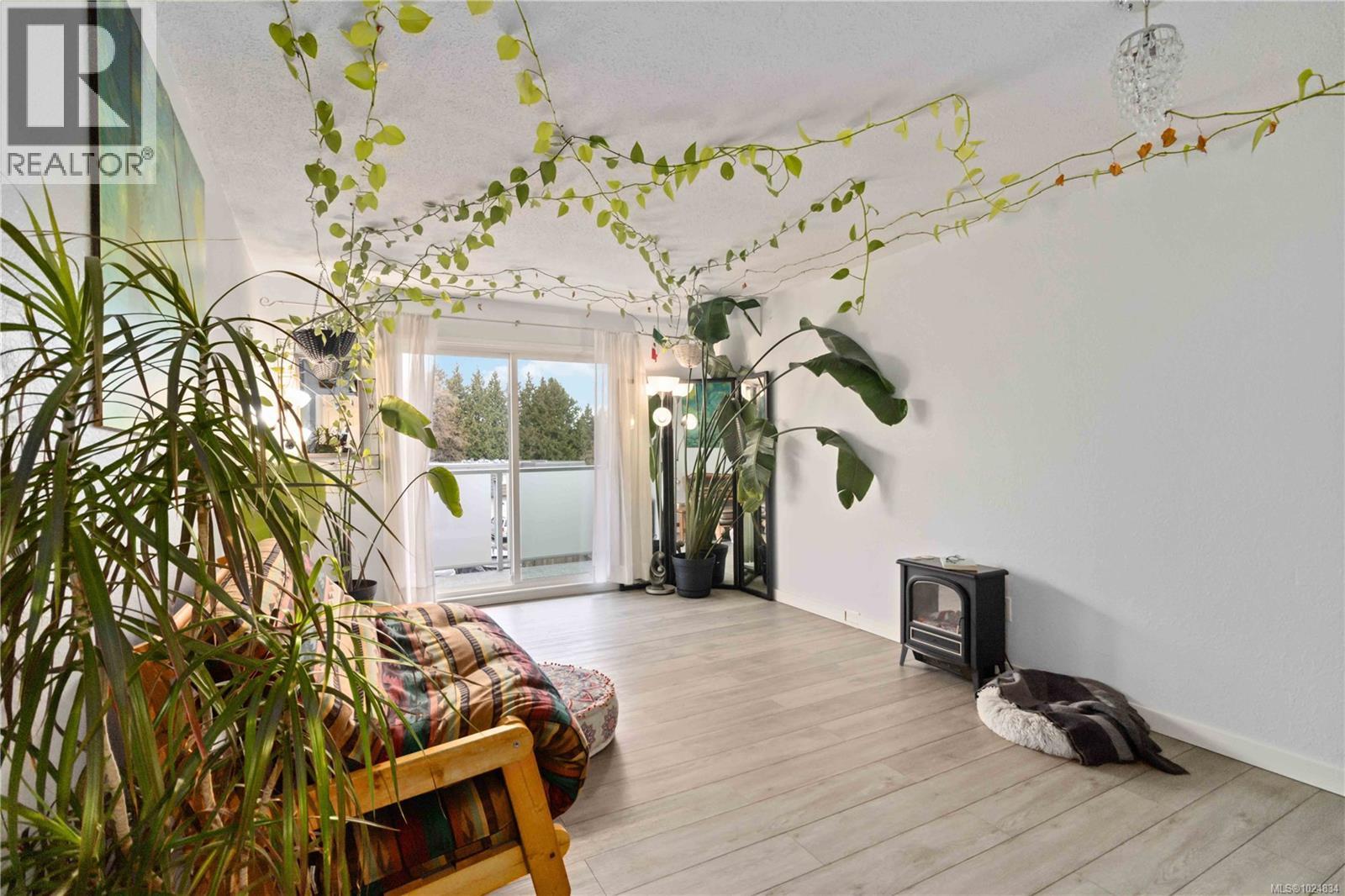 312 3252 Glasgow Avenue, Saanich