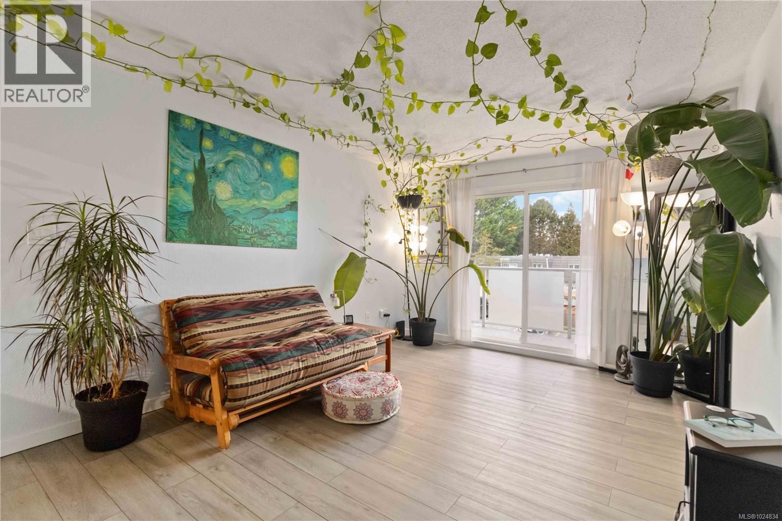 312 3252 Glasgow Avenue, Saanich