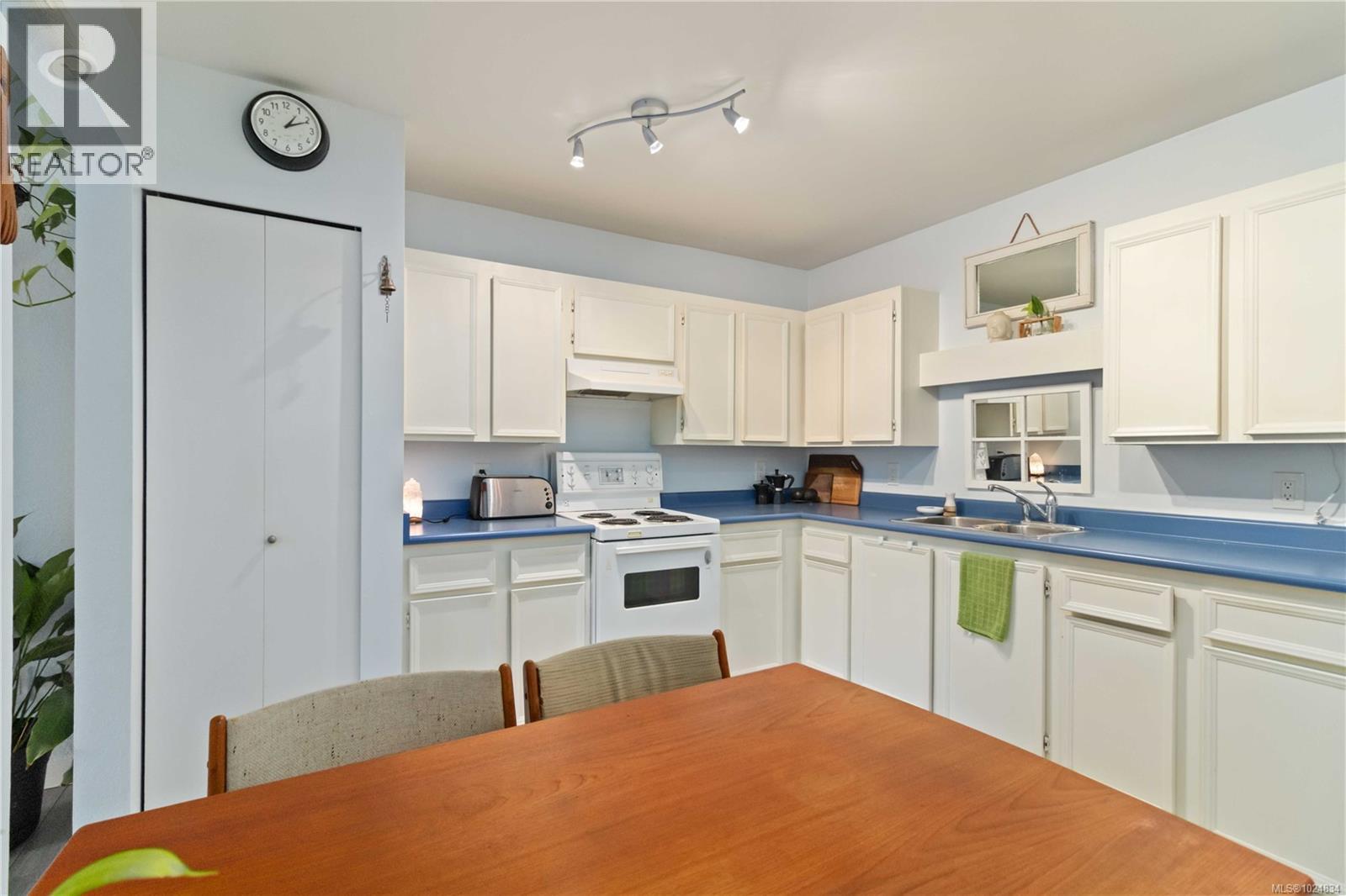 312 3252 Glasgow Avenue, Saanich