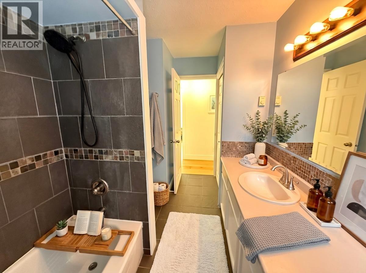 1212 PARKWOOD PLACE, Squamish