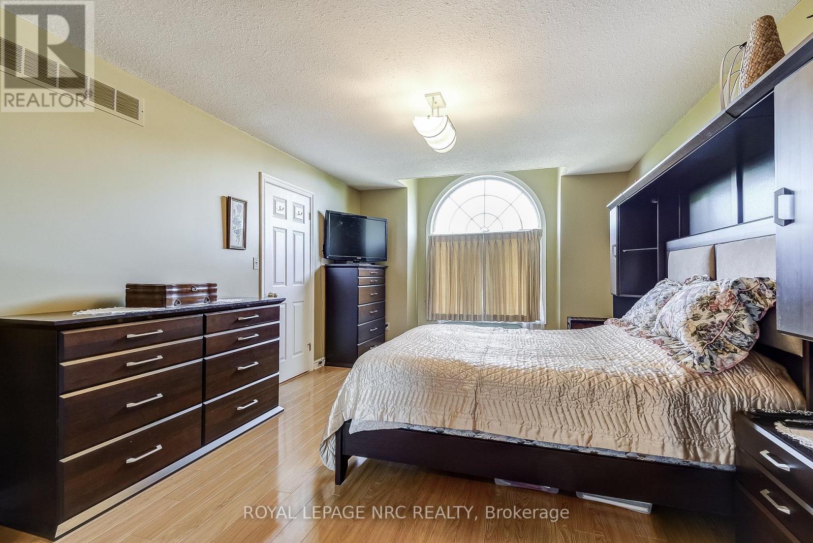 8 HEARTH COURT - 24