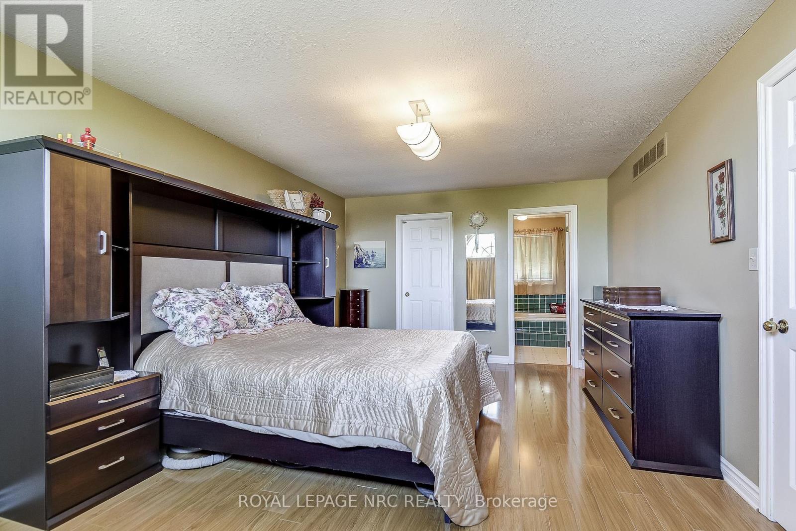 8 HEARTH COURT - 25