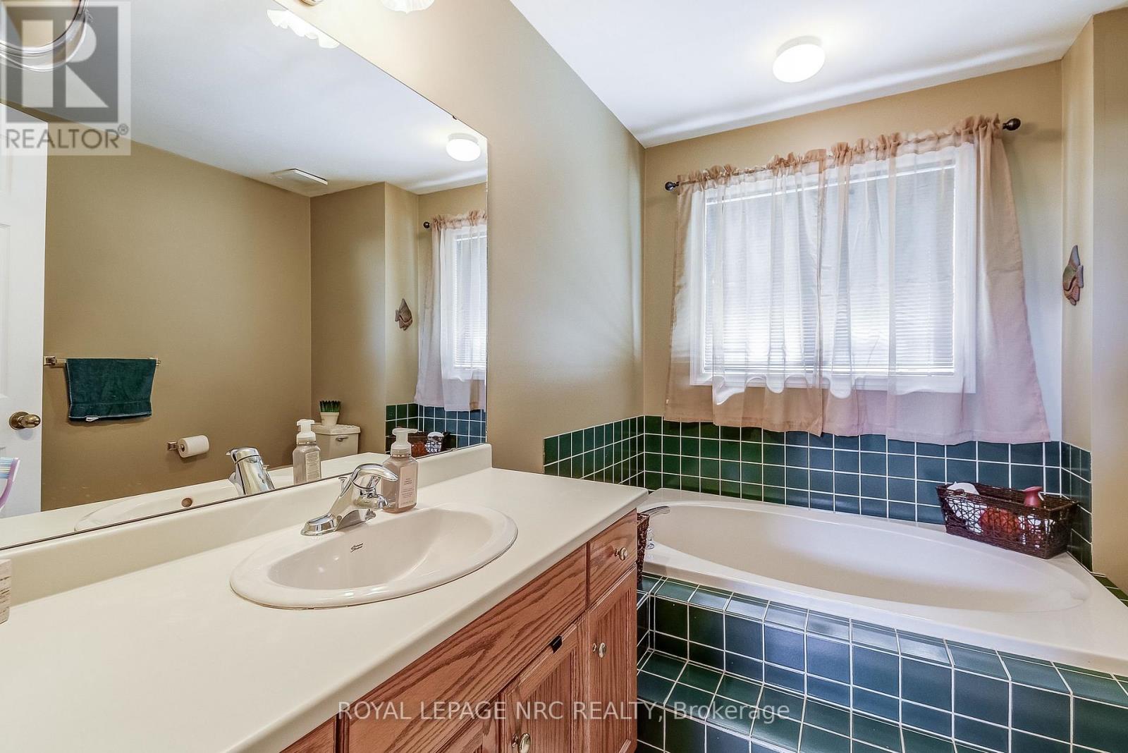 8 HEARTH COURT - 26