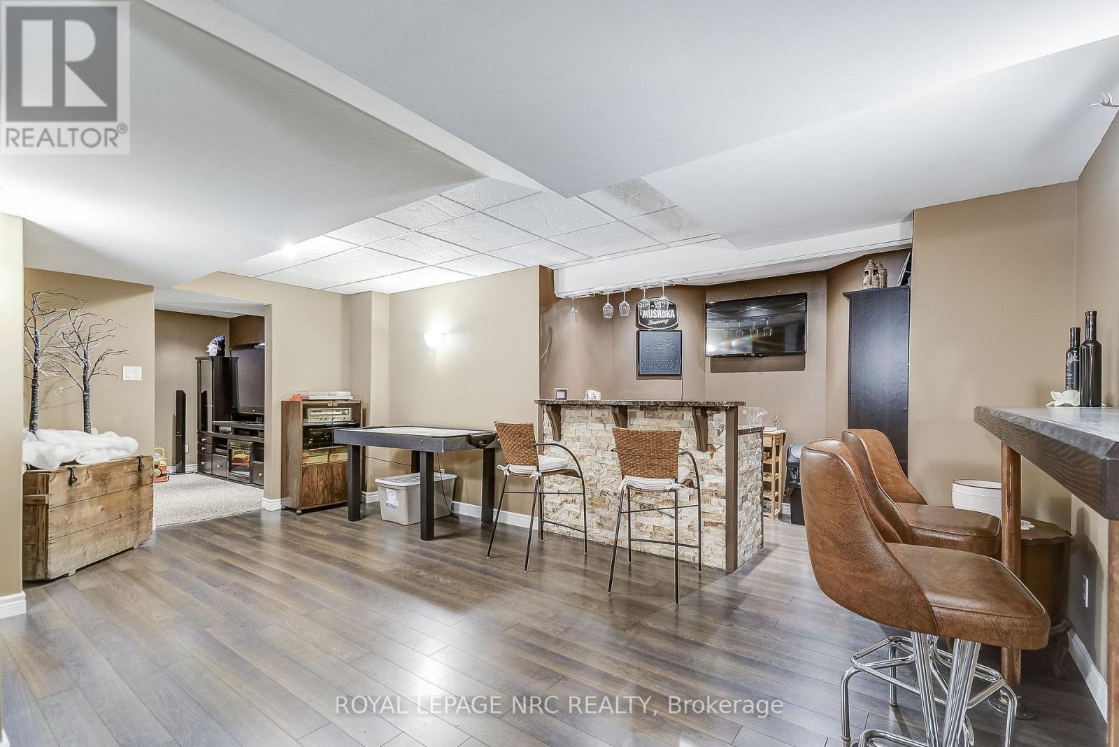 8 HEARTH COURT - 31