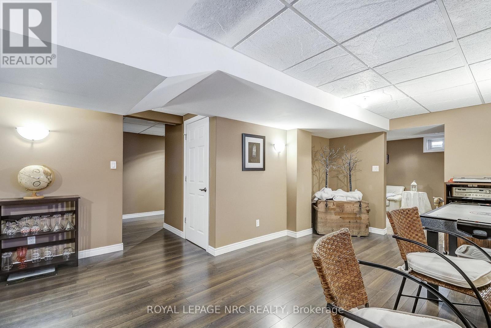 8 HEARTH COURT - 33
