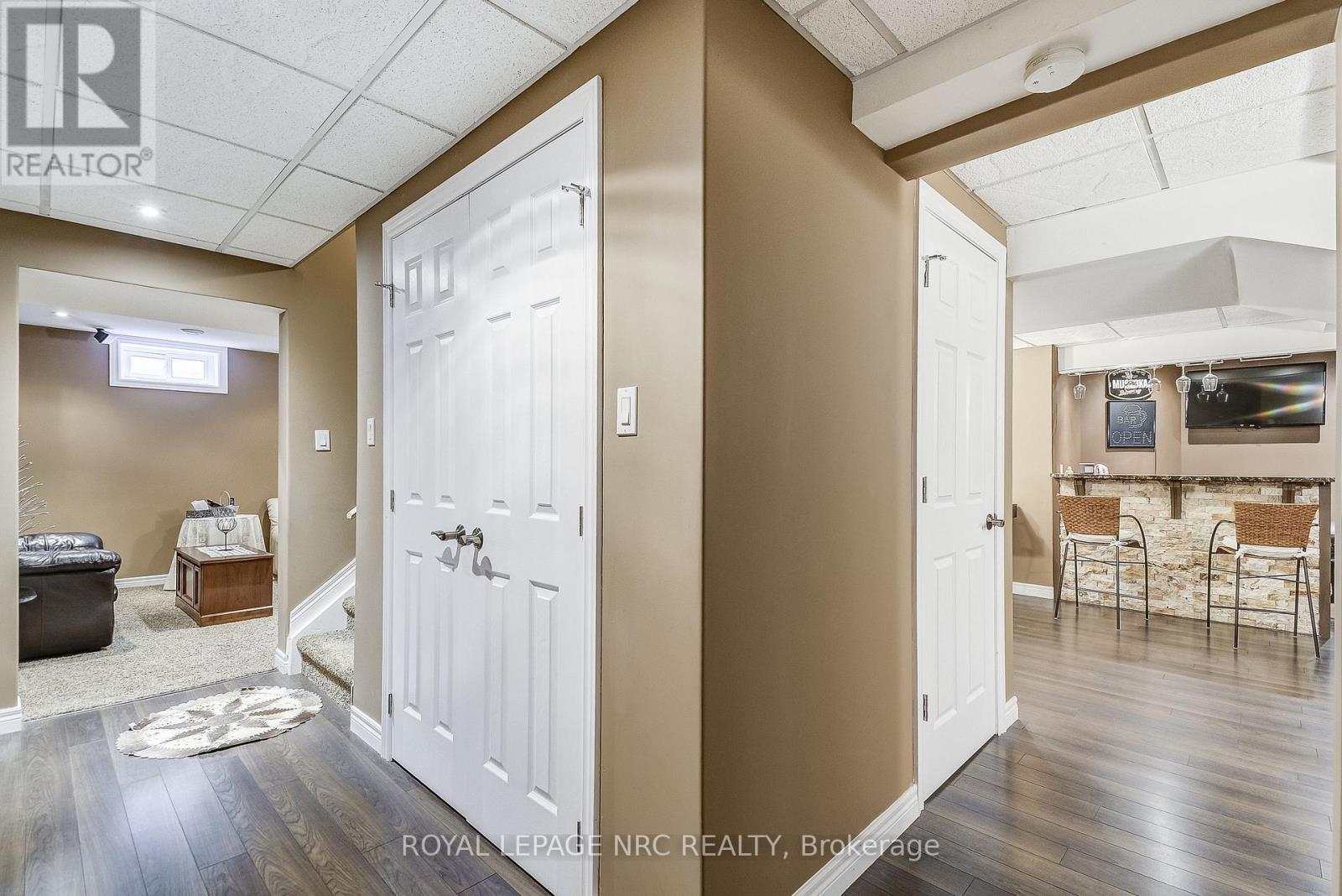 8 HEARTH COURT - 34