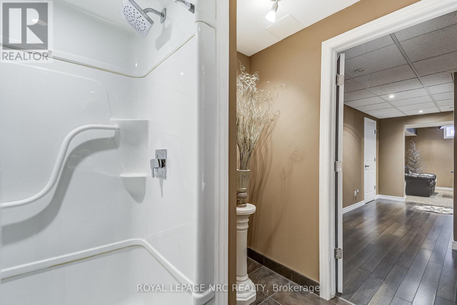8 HEARTH COURT - 36