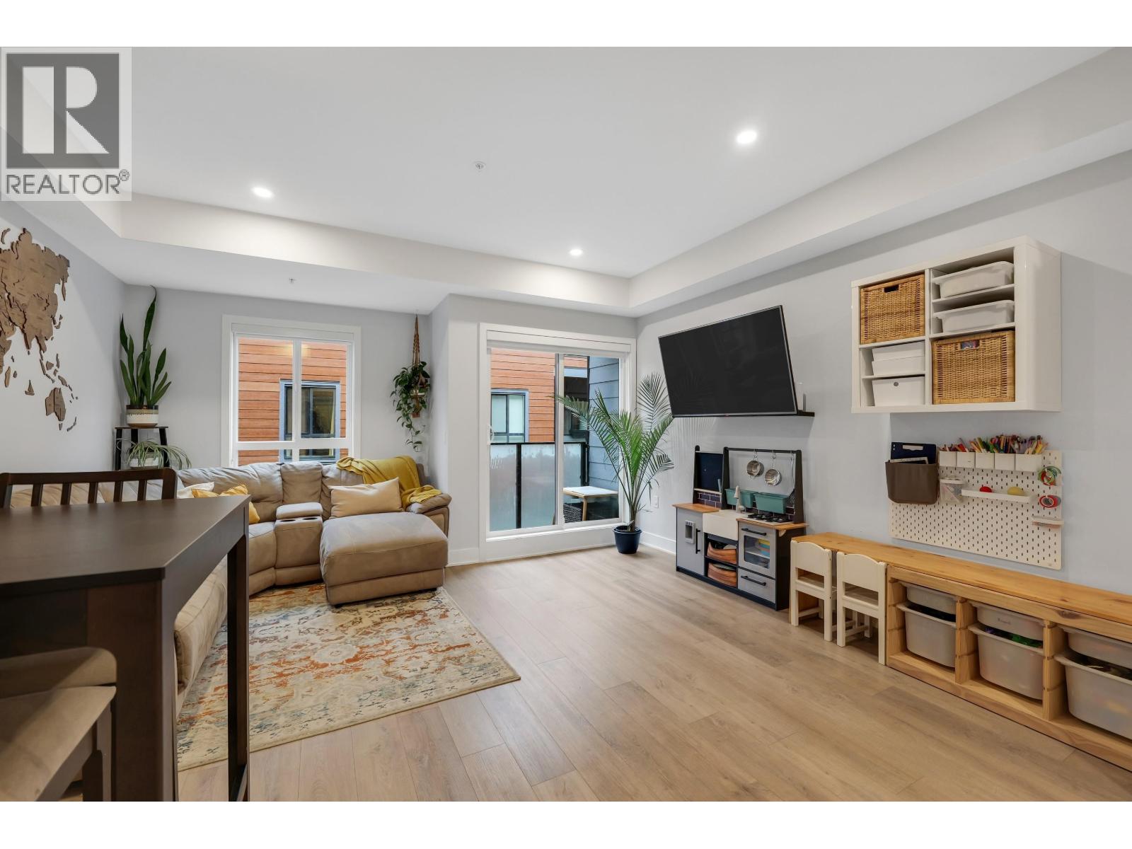 202 37842 THIRD AVENUE - Photo 2 of 28, Squamish, British Columbia