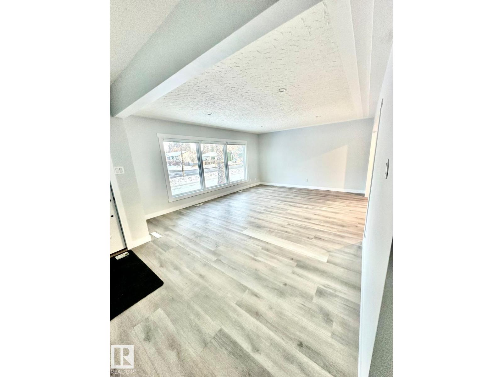 #A 9232 75 ST NW - Photo 3 of 22, Edmonton, Alberta