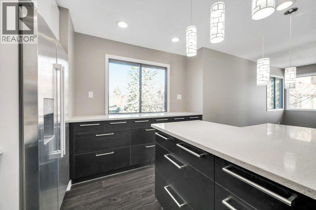 Single Family House 4 Level for Sale in  Glamis Gardens SW Glamorgan Calgary 