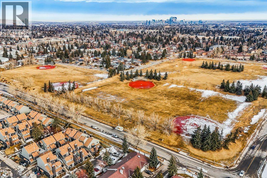 Single Family House 4 Level for Sale in  Glamis Gardens SW Glamorgan Calgary 