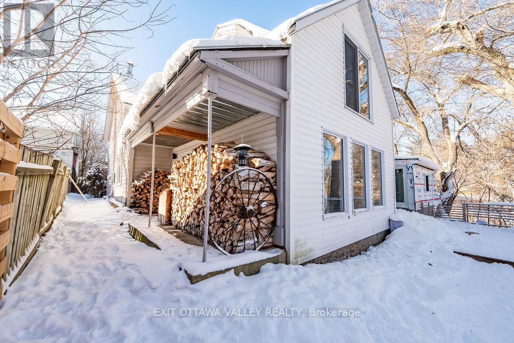 815 PEMBROKE STREET W - 1