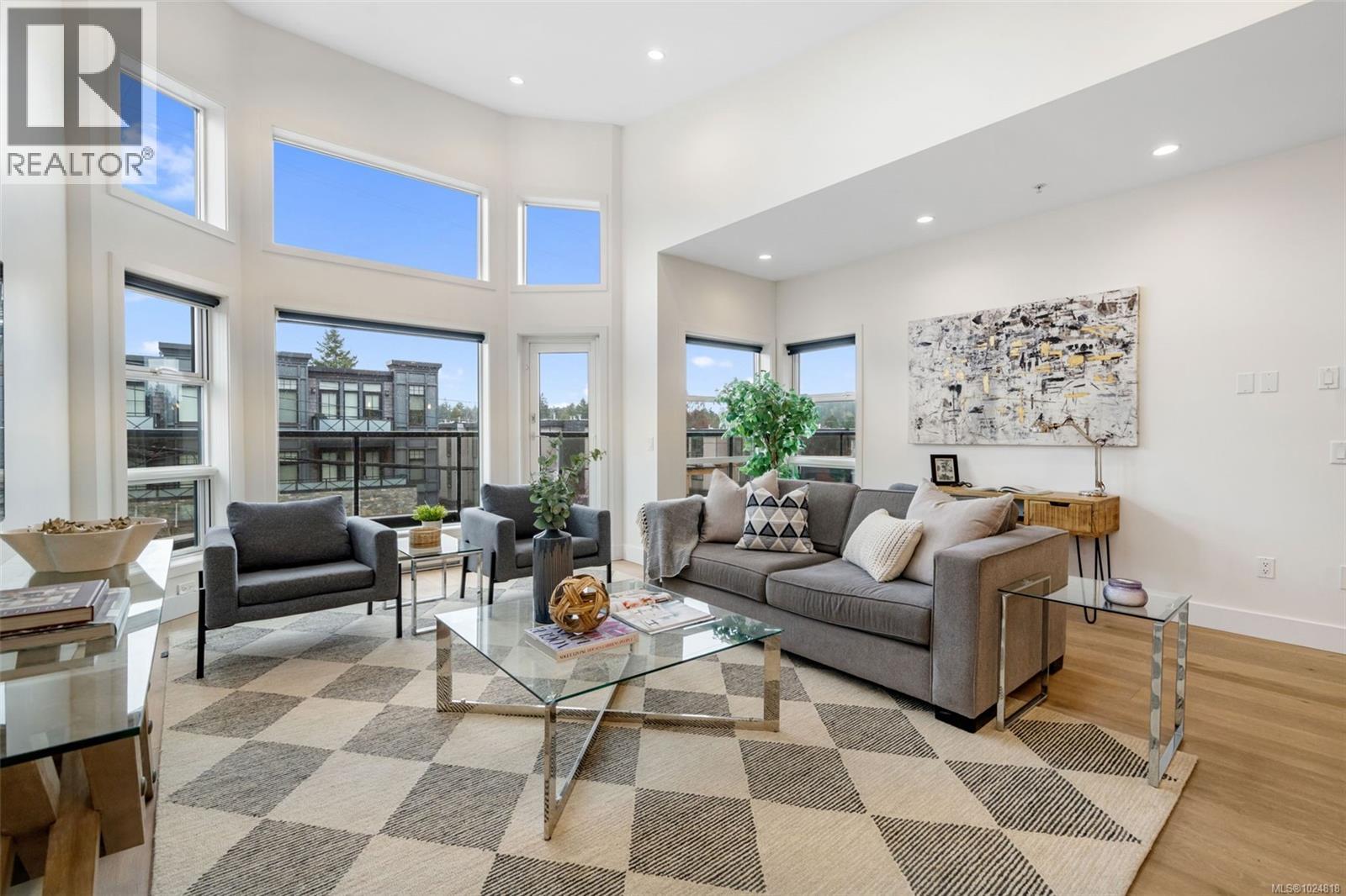 301 2589 Penrhyn Street, Saanich