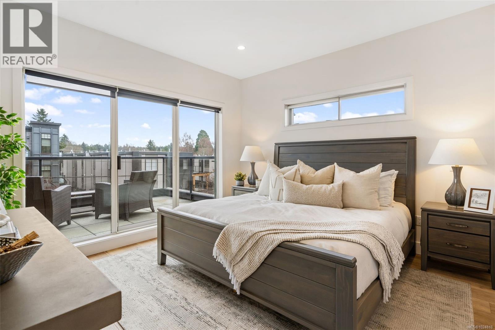 301 2589 Penrhyn Street, Saanich