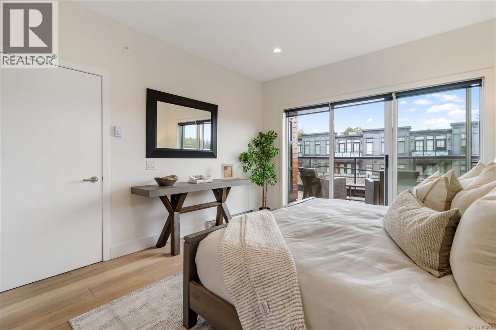 301 2589 Penrhyn Street, Saanich