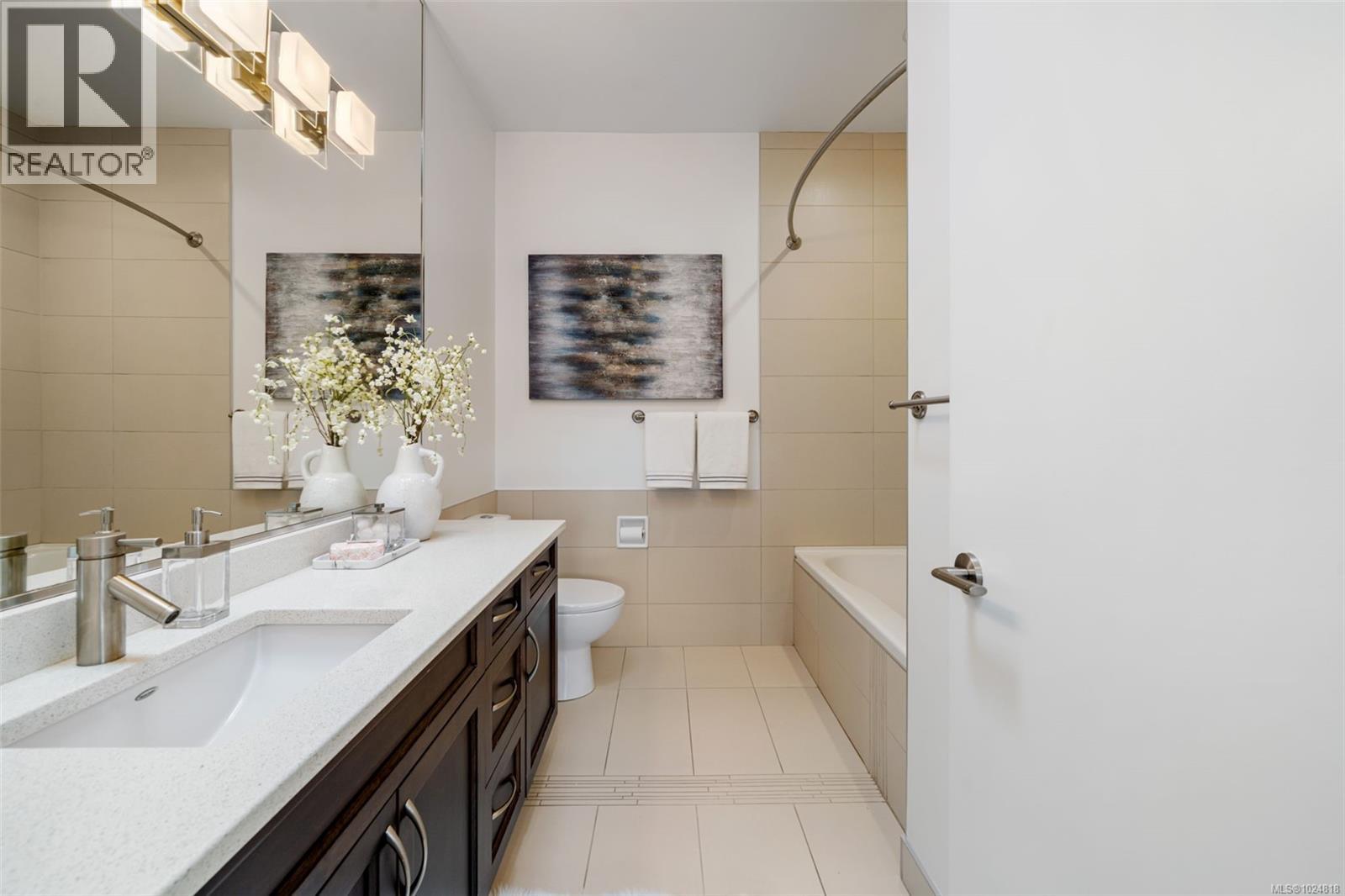 301 2589 Penrhyn Street, Saanich