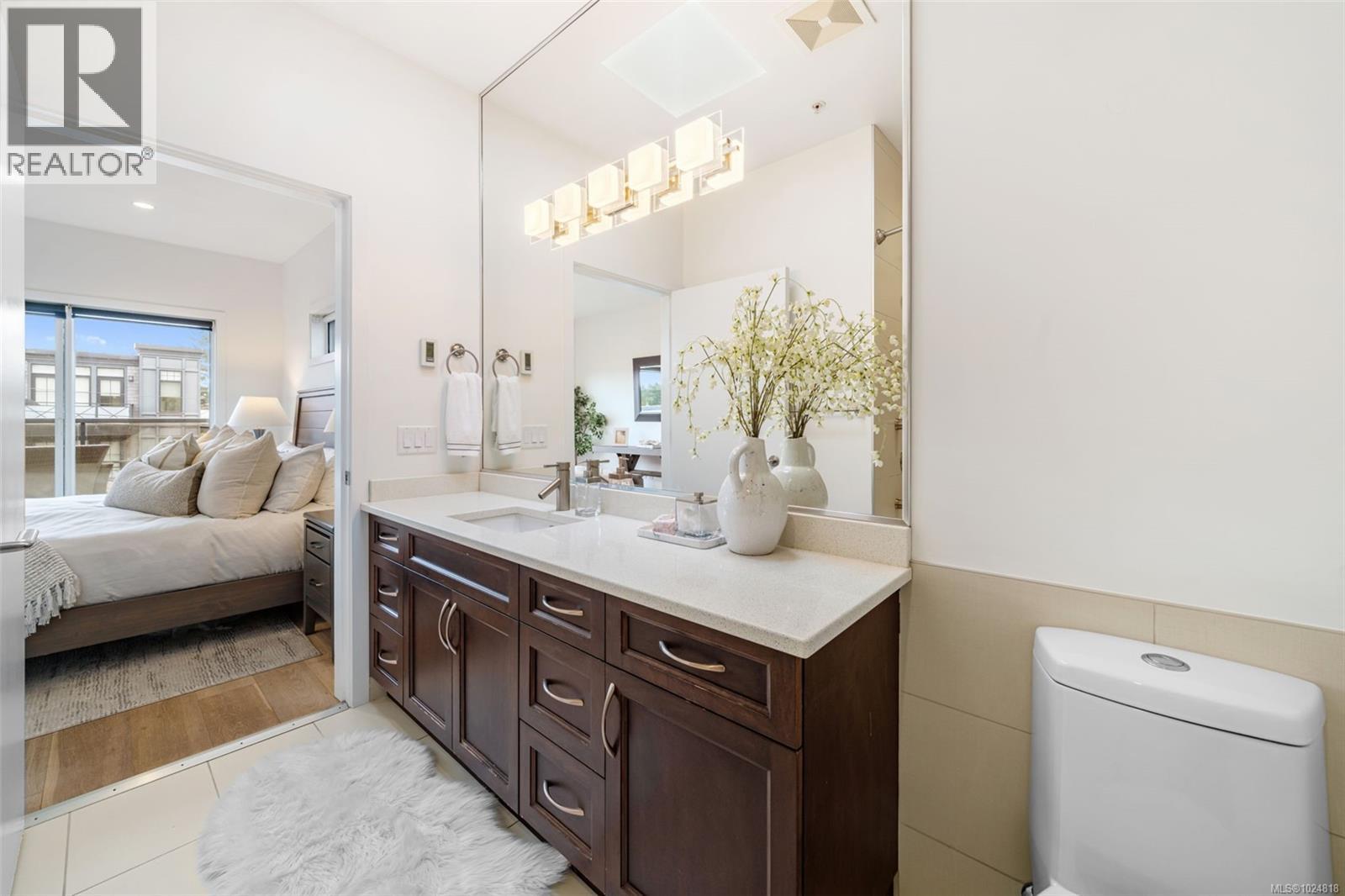 301 2589 Penrhyn Street, Saanich