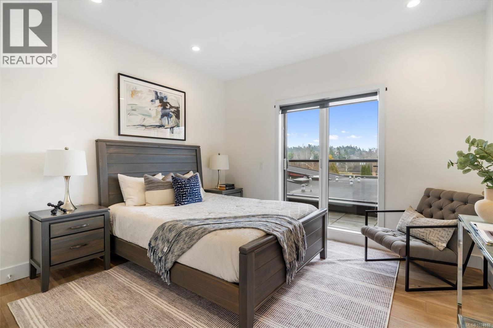 301 2589 Penrhyn Street, Saanich